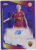 Topps 2025-26 Manuela Giugliano Auto AS Roma Parallel 12/75 Refractor – Bild 1