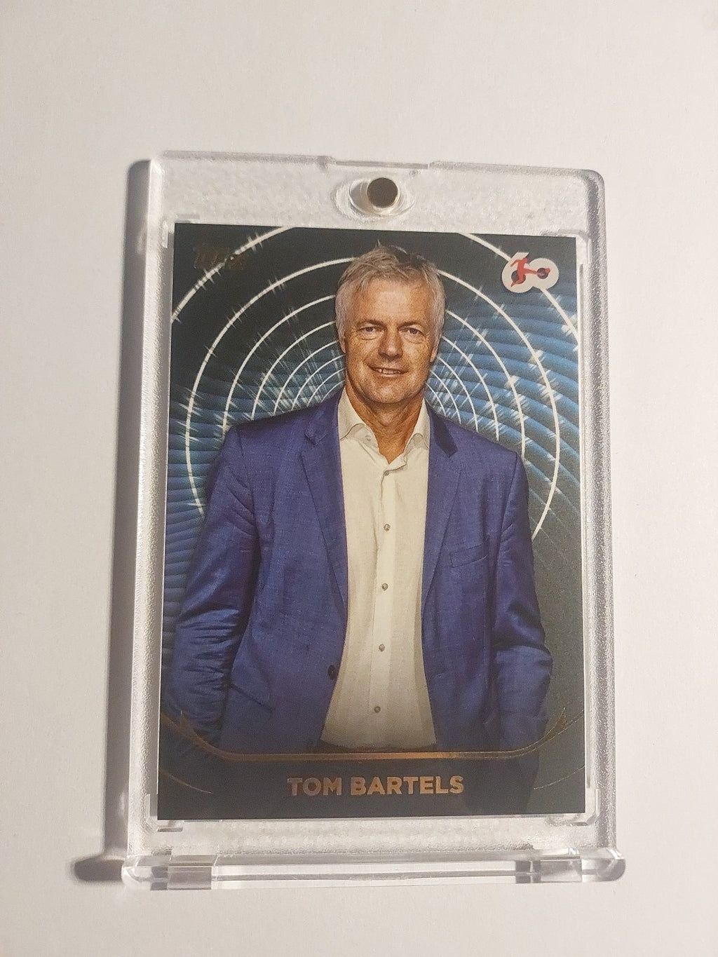 Topps 60 Jahre Bundesliga 2023-24 Tom Bartels Bundesliga Legende Parallel Hit – Bild 1