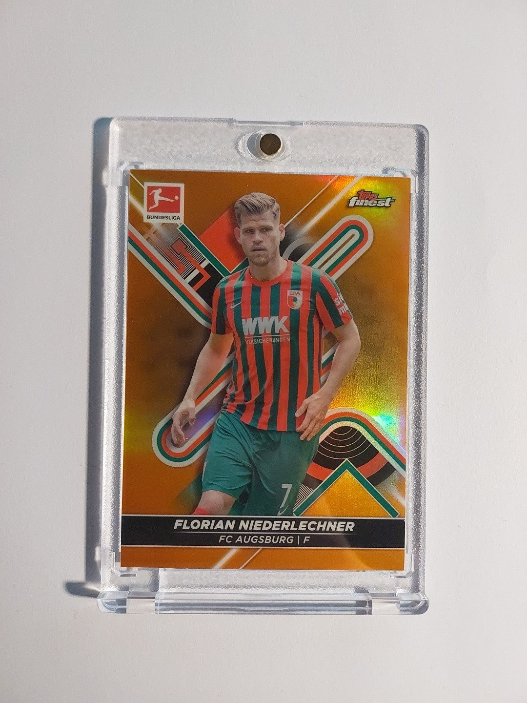 Topps Finest 2021-22 Florian Niederlechner Augsburg Parallel 16/25 Refractor Hit – Bild 1