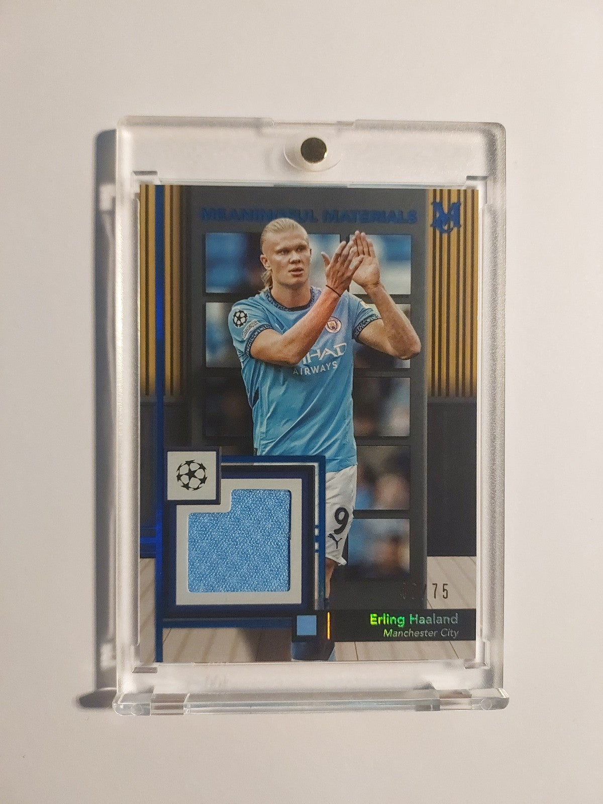 Topps Museum 2025-26 Erling Haaland Patch Relic Manchester City Parallel 48/75 – Bild 1