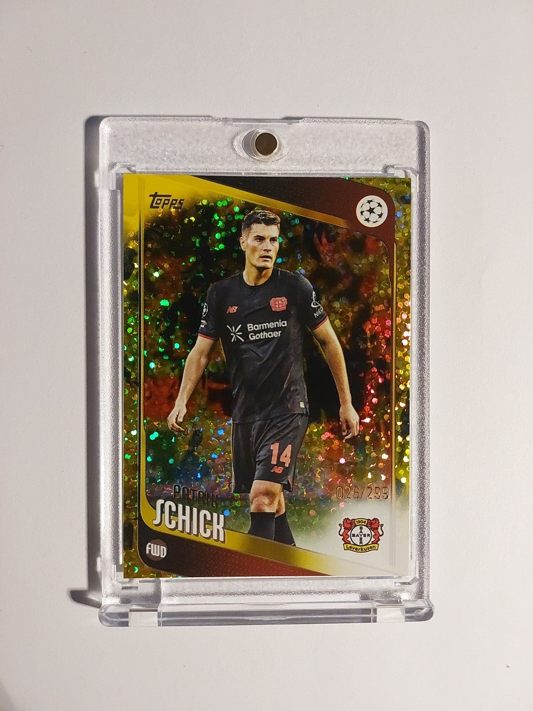 Topps UCC Flagship 2025-26 Patrik Schick Leverkusen Parallel 26/299 Refractor – Bild 1
