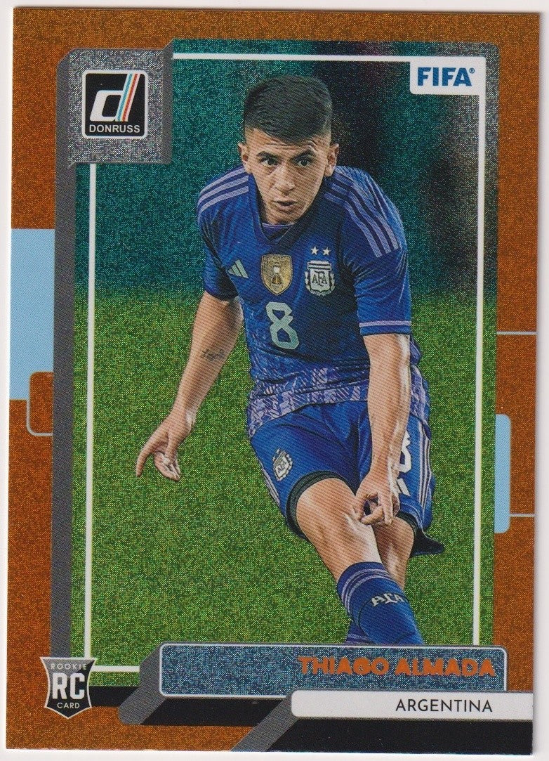 Panini 2022-23 Thiago Almada Argentina Parallel Ultra Rare Rookie Refractor – Bild 1