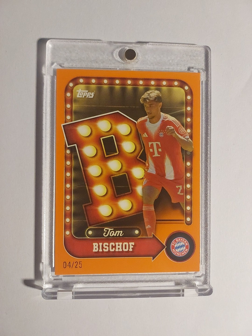 Topps Bayern Tin Collector 2025-26 Tom Bischof Parallel 4/25 Ultra Rare Hit – Bild 1