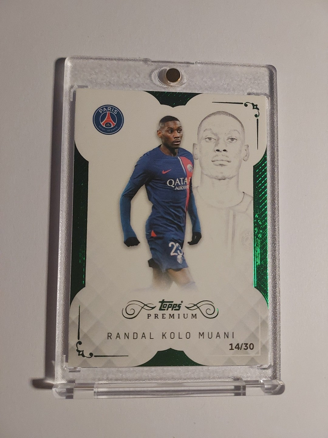 Topps PSG Premium 2023-24 Randal Kolo Muani Numbered 14/30 Parallel White – Bild 1
