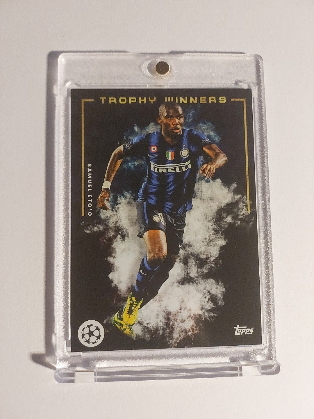 Topps UCC 2021-22 Samuel Eto'o Inter Mailand Trophy Winners Parallel Insert Hit – Bild 1