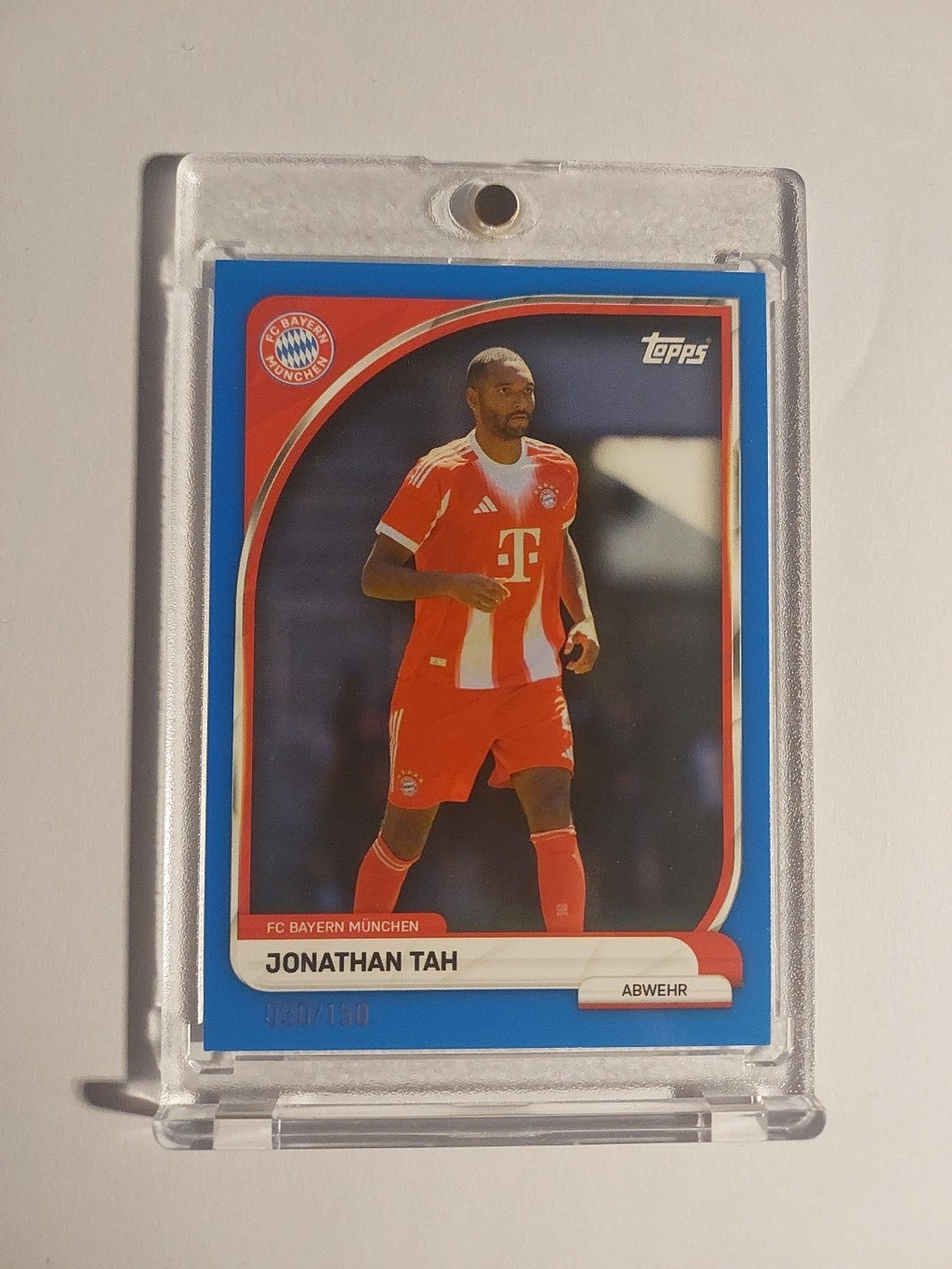 Topps Bayern Tin Collector 2025-26 Jonathan Tah Parallel 30/150 Ultra Rare Hit – Bild 1