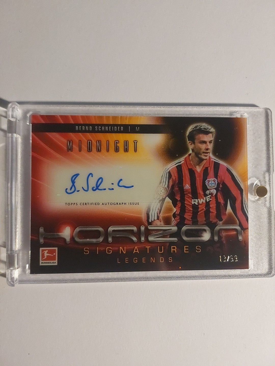 Topps Midnight Bundesliga 2024-25 Bernd Schneider Leverkusen Auto Parallel 13/99 – Bild 1