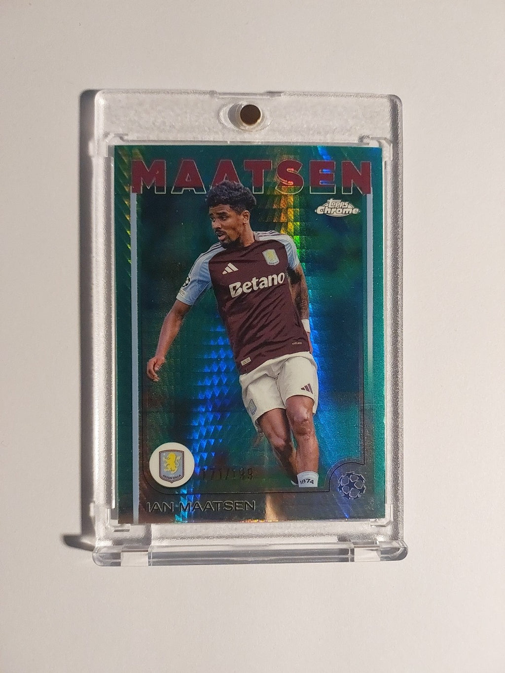 Topps UCC Flagship 2024-25 Ian Maatsen Aston Villa Parallel 171/199 Refractor – Bild 1