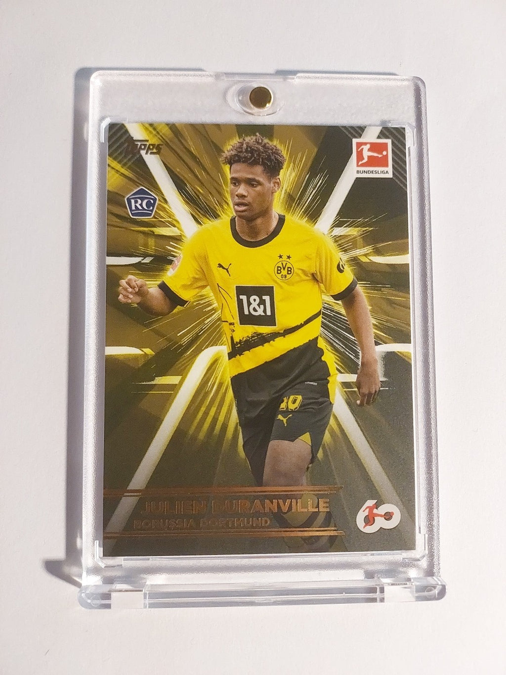 Topps 60 Jahre Bundesliga 2023-24 Julien Duranville Borussia Dortmund Parallel – Bild 1