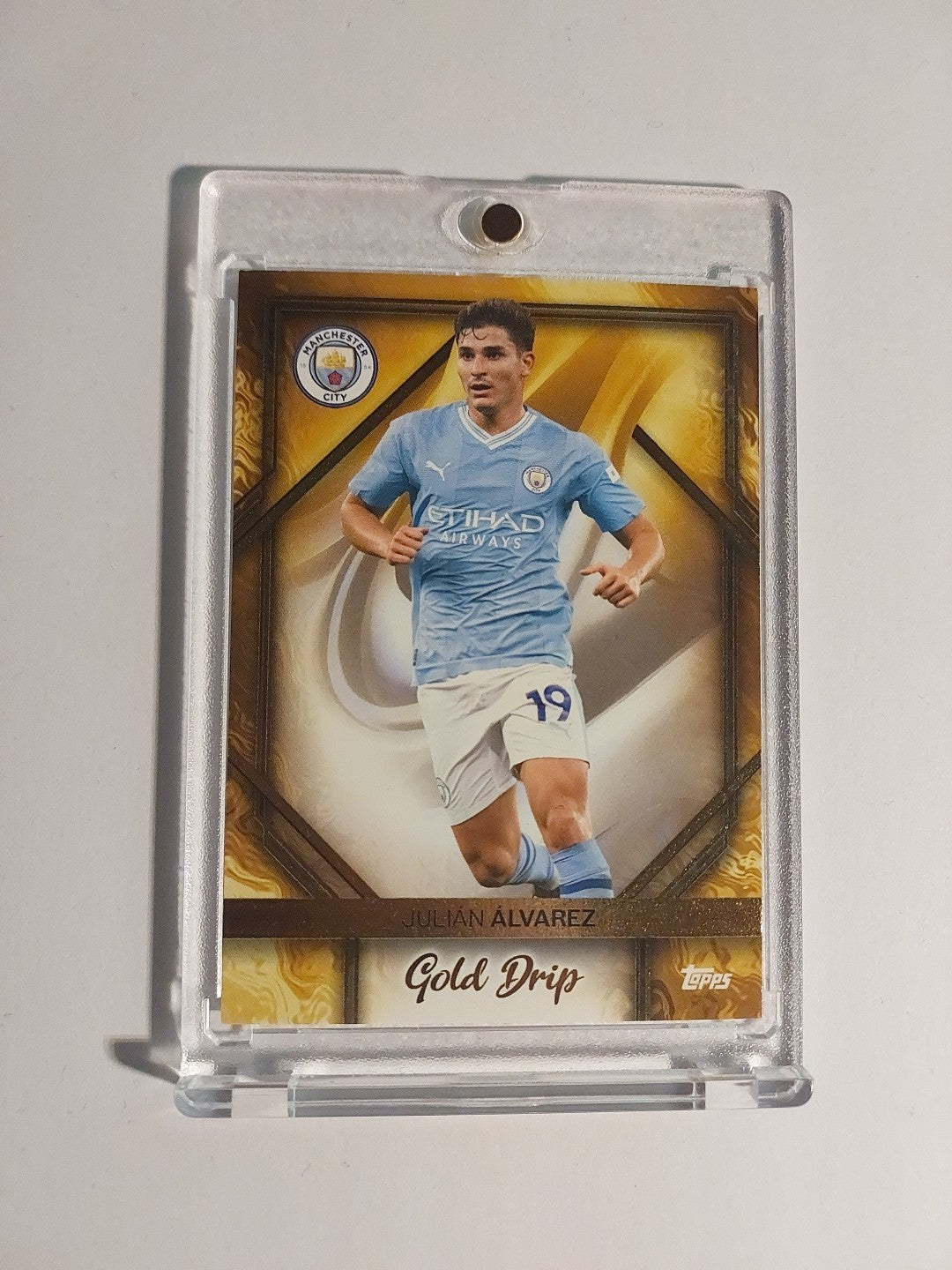 Topps Manchester City 2023-24 Julian Alvarez Gold Drip Parallel Insert Hit – Bild 1