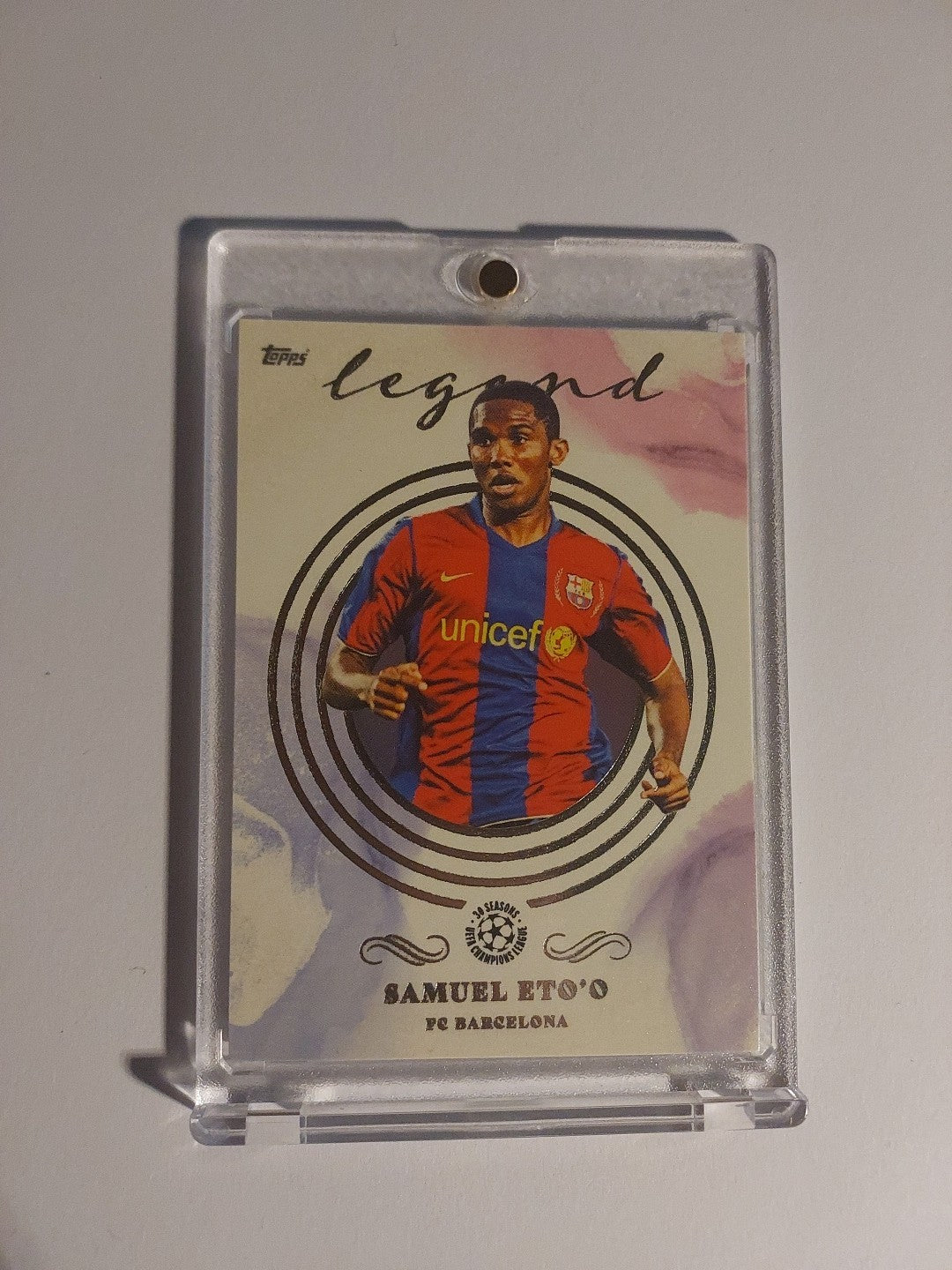 Topps Inception 2021-22 Samuel Eto'o Barcelona Parallel Insert Hit – Bild 1