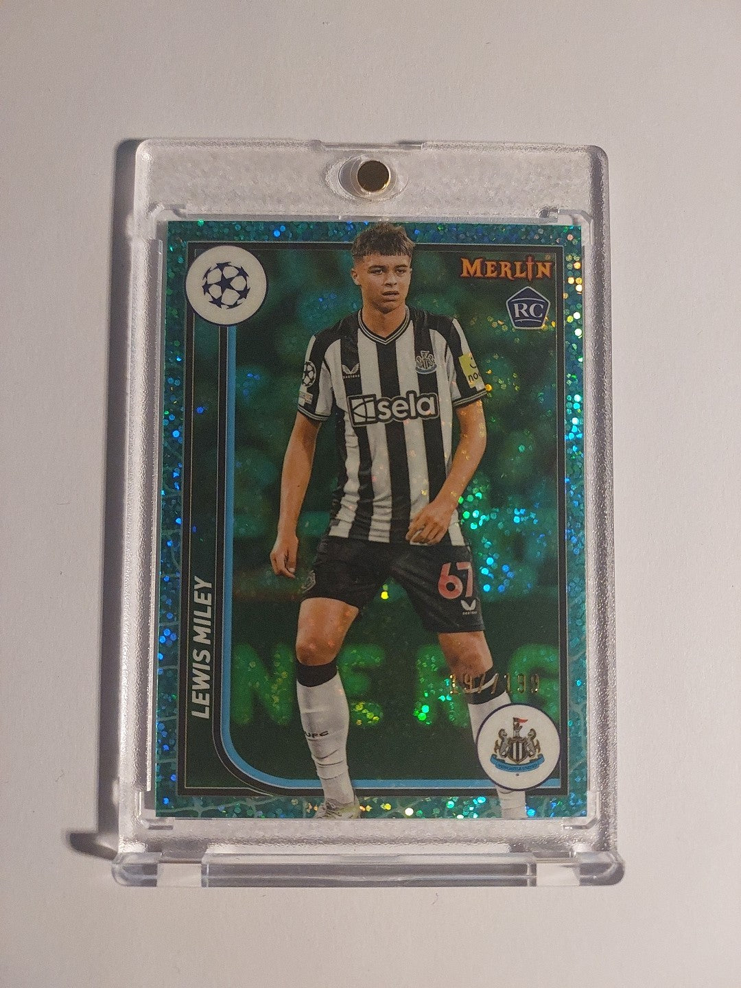 Topps UCC Merlin 2023-24 Lewis Miley Newcastle United Numbered 197/199 Refractor – Bild 1