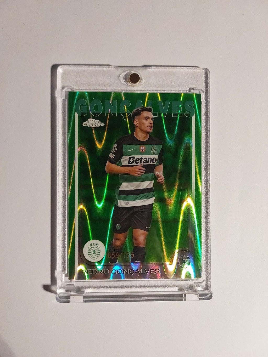 Topps UCC Flagship 2025-26 Pedro Goncalves Sporting Parallel 59/125 Refractor – Bild 1