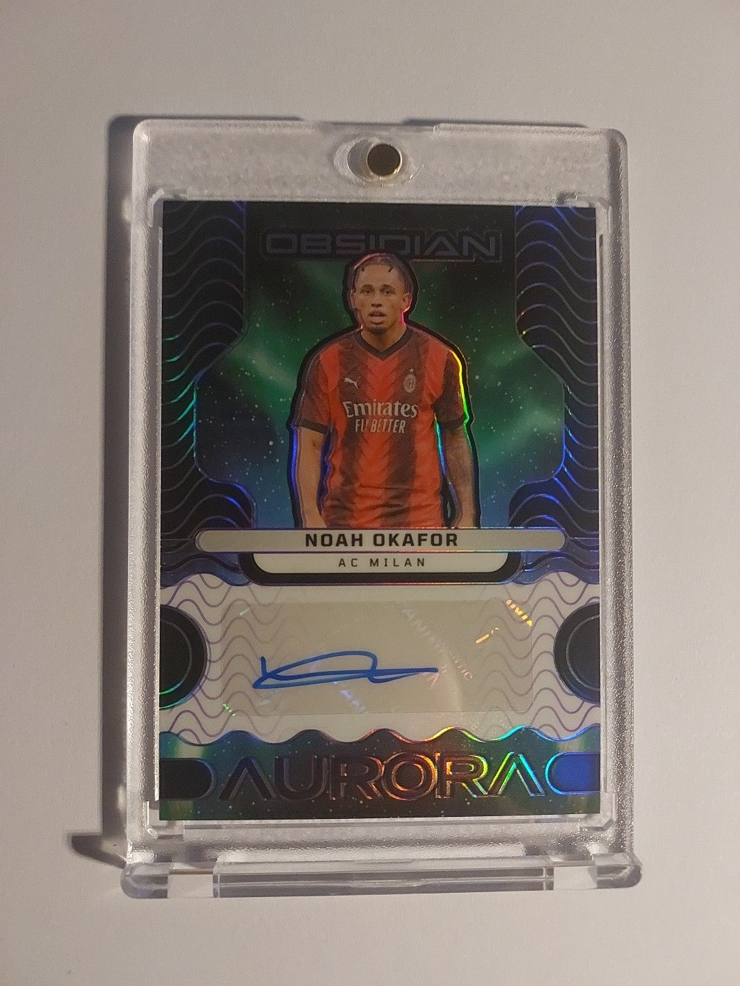 Panini Obsidian Soccer 2023-24 Noah Okafor Auto AC Mailand Parallel 48/50 Aurora – Bild 1