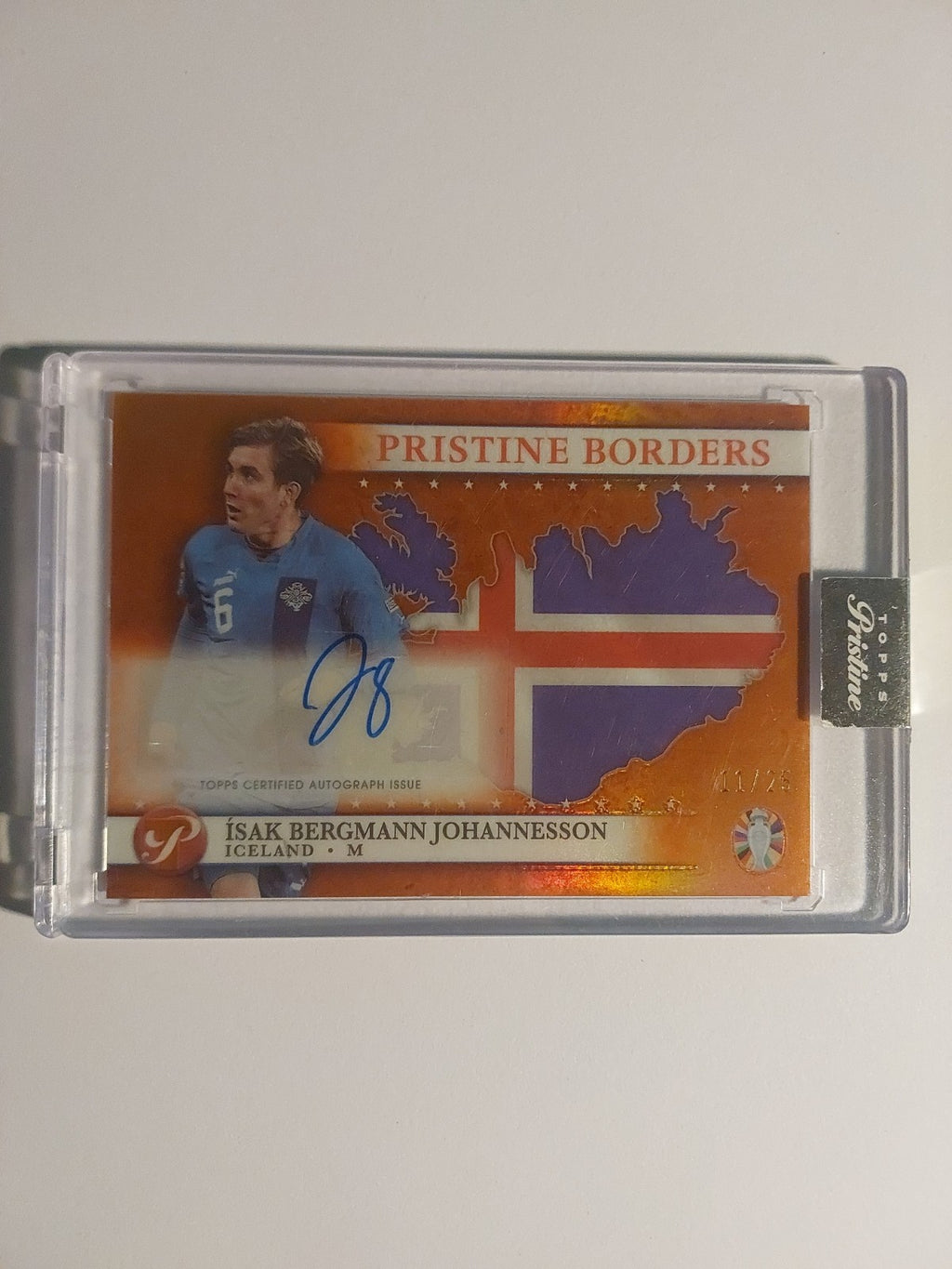 Topps Pristine 2023 Isak Bergmann Johannesson Island Auto Parallel 11/25 + Case – Bild 1
