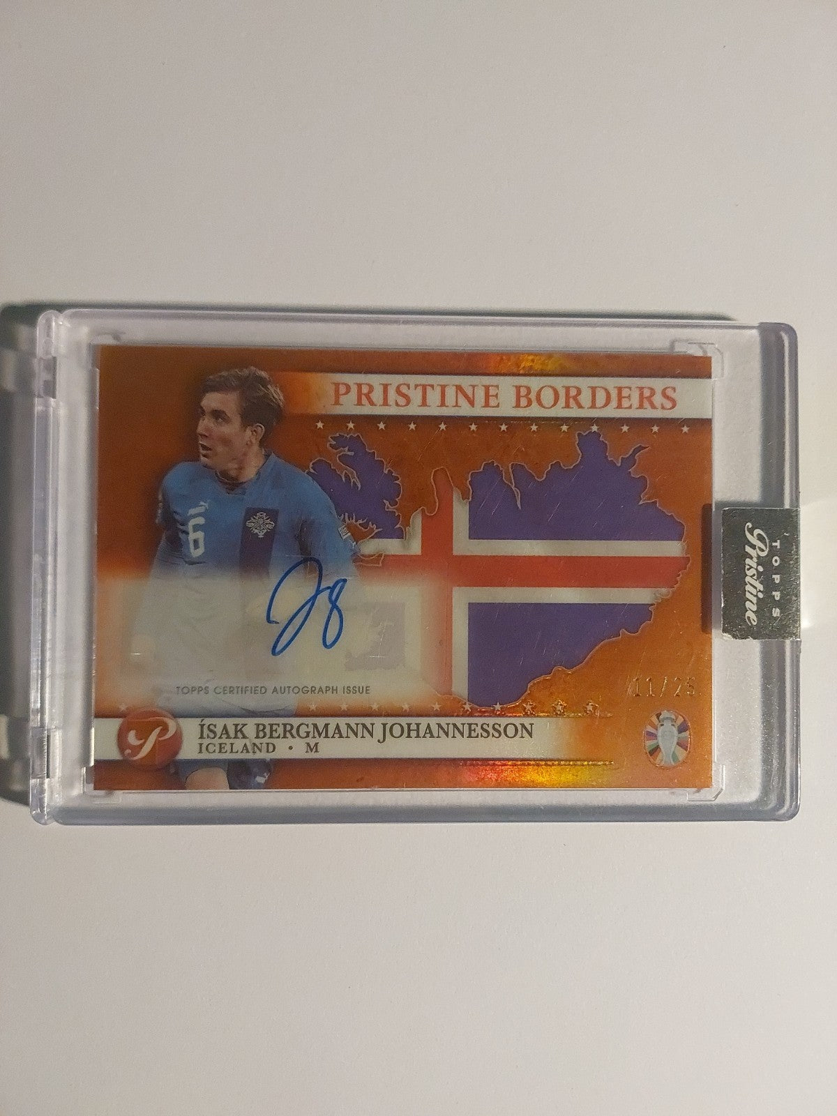 Topps Pristine 2023 Isak Bergmann Johannesson Island Auto Parallel 11/25 + Case – Bild 1