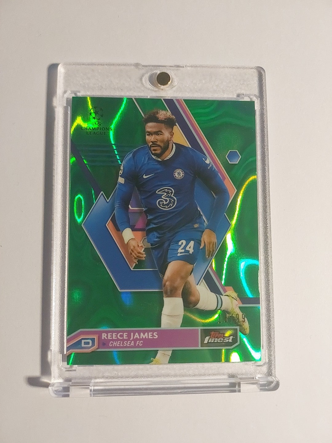 Topps UCC Finest 2022-23 Reece James Chelsea Numbered 18/99 Parallel Refractor – Bild 1