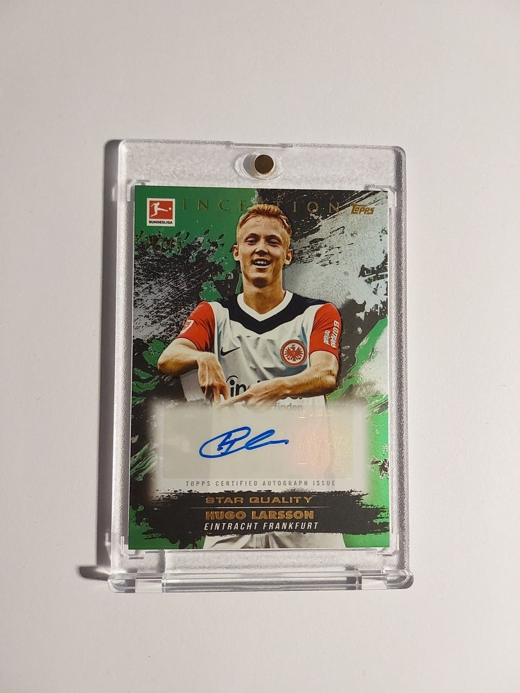 Topps Inception Bundesliga 2024-25 Hugo Larsson Auto Frankfurt Parallel 75/75 – Bild 1
