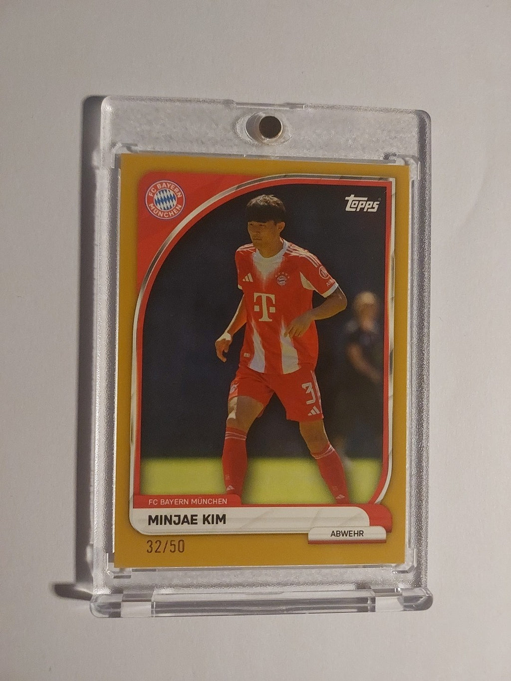 Topps Bayern Tin Collector 2025-26 Minjae Kim Parallel 32/50 Ultra Rare Hit – Bild 1