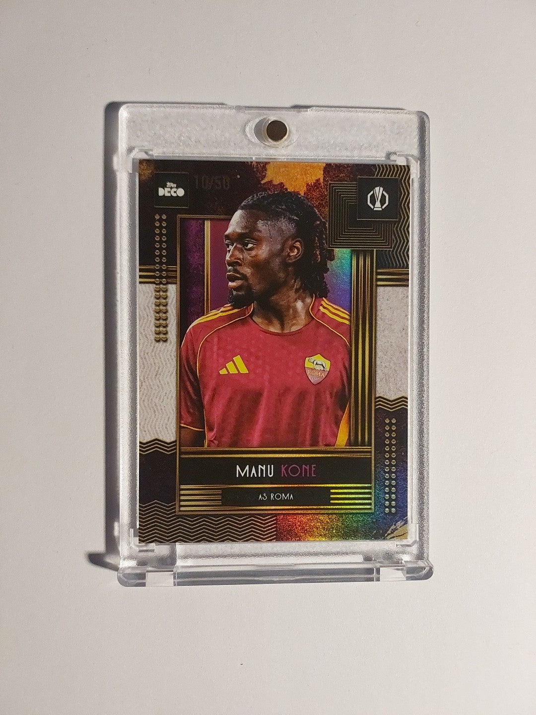 Topps UCC Deco 2025-26 Manu Kone AS Roma Frankreich Parallel 10/50 Refractor – Bild 1