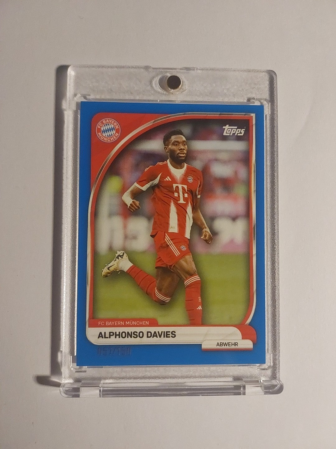 Topps Bayern Tin Collector 2025-26 Alphonso Davies Parallel 57/150 Rare Hit – Bild 1