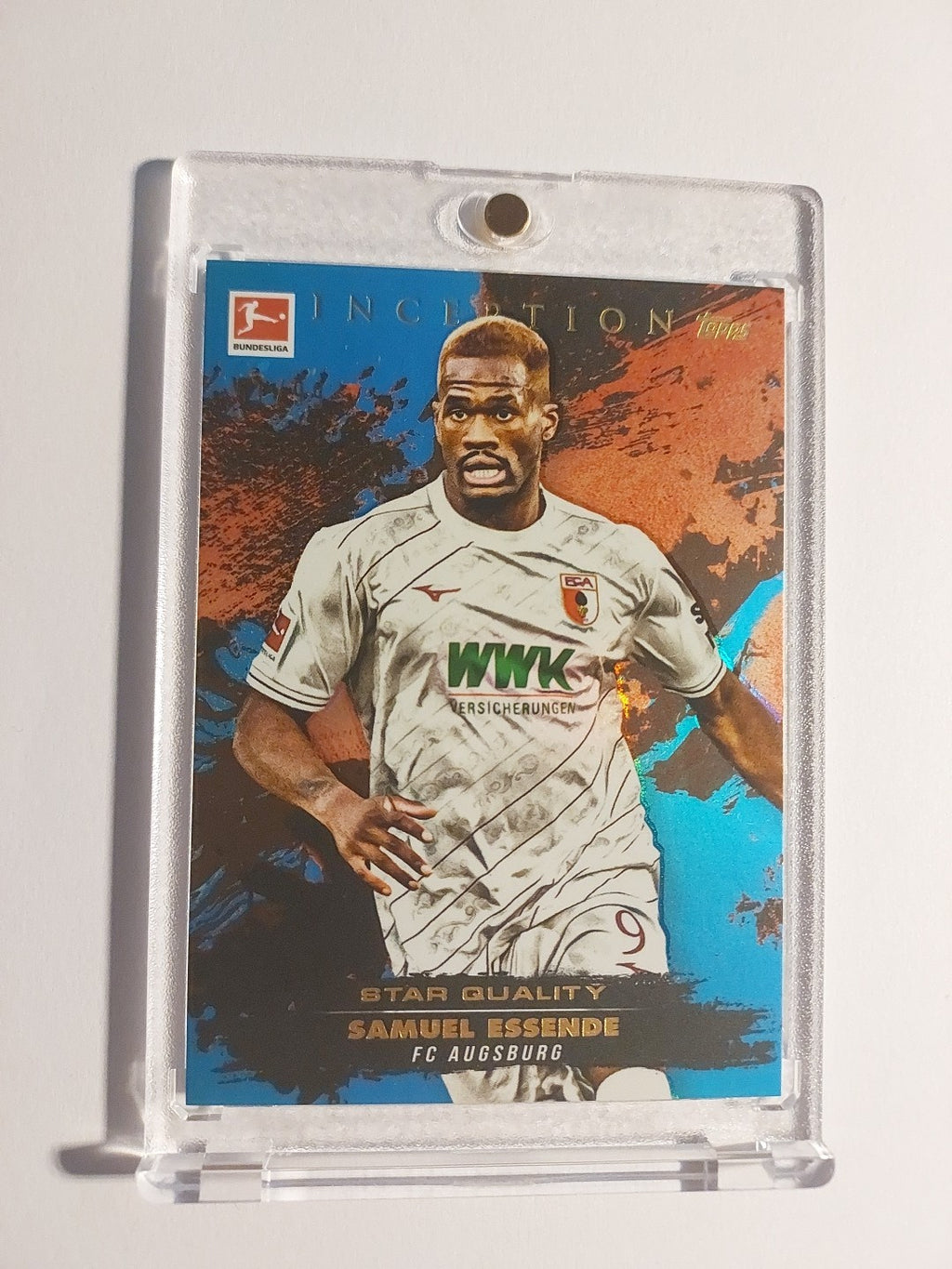 Topps Inception Bundesliga 2024-25 Samuel Essende Augsburg Nummeriert 61/99 – Bild 1