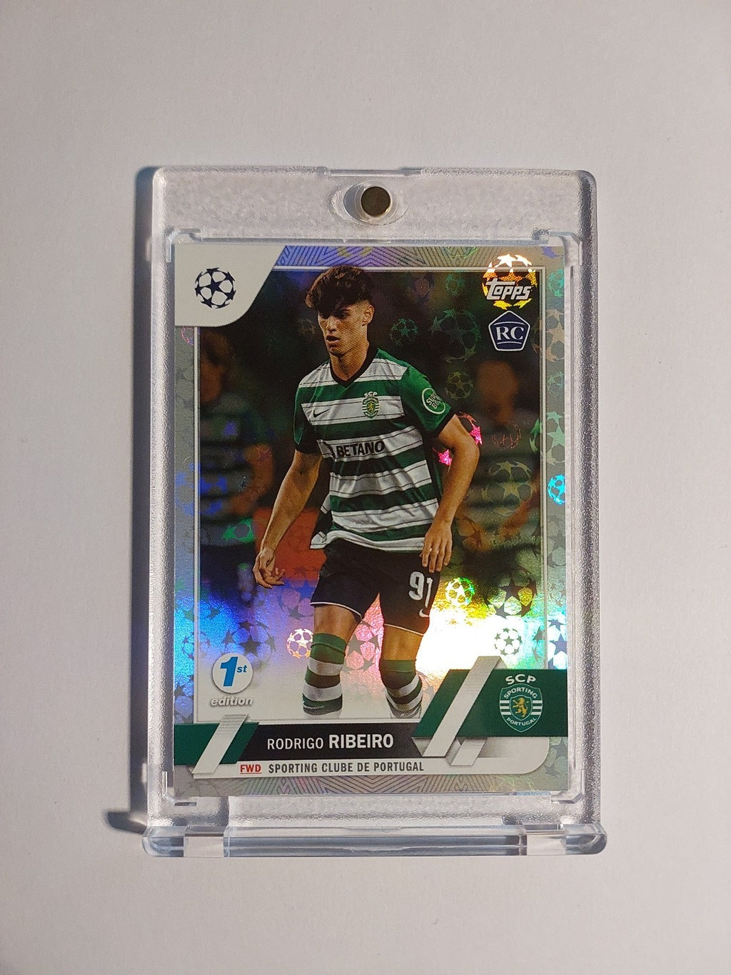 Topps UCC 2022-23 Rodrigo Ribeiro Sporting 1st Edition Parallel Rookie Refractor – Bild 1