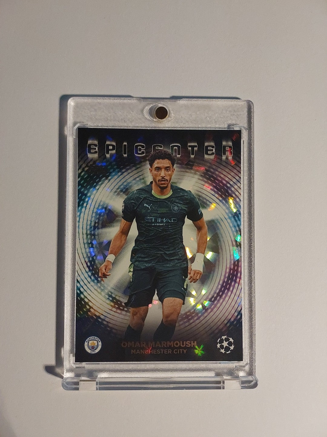 Topps UCC Flagship 2025-26 Omar Marmoush Manchester City Case Hit Epicenter Rare – Bild 1