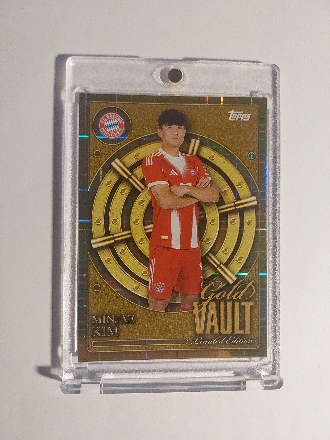 Topps Bayern München Tin Collector 2025-26 Minjae Kim Parallel Gold Vault – Bild 1