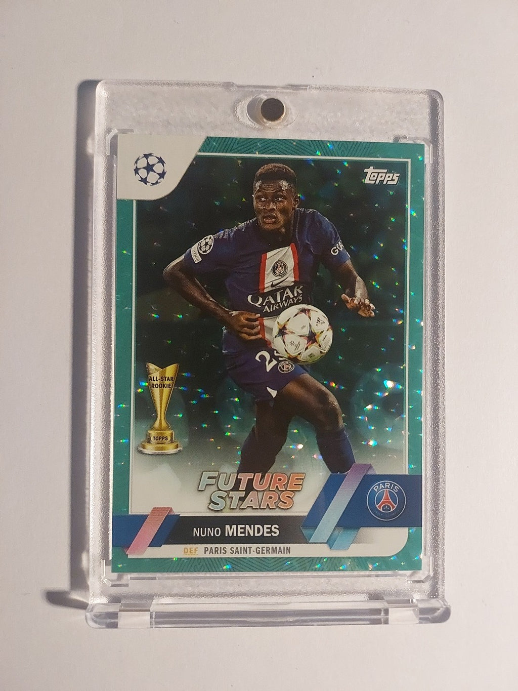 Topps UCC 2022-23 Nuno Mendes Paris Saint-Germain Parallel 67/399 Refractor – Bild 1
