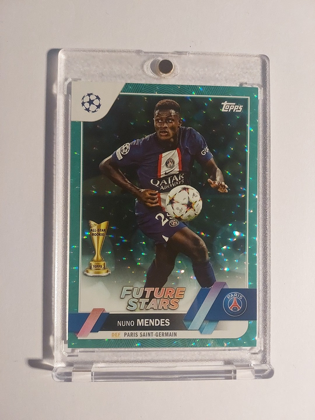 Topps UCC 2022-23 Nuno Mendes Paris Saint-Germain Parallel 67/399 Refractor – Bild 1