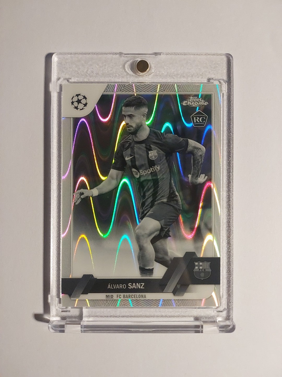 Topps UCC Chrome 2022-23 Alvaro Sanz Barcelona Parallel Refractor Insert Rookie – Bild 1