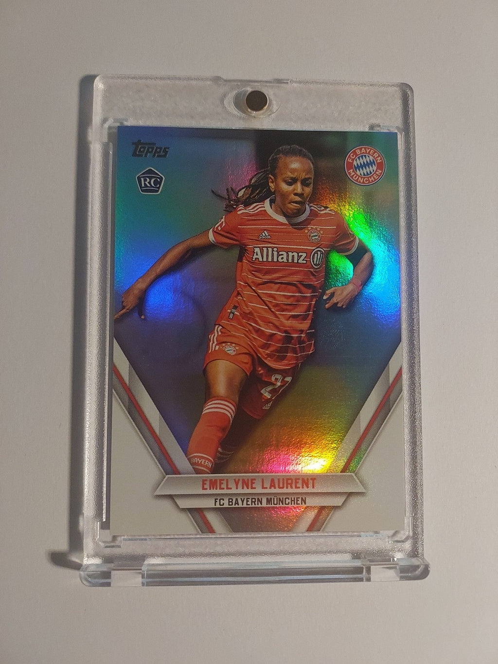 Topps Bayern Set 2022-23 Emelyne Laurent Nummeriert 126/199 Parallel Refractor – Bild 1