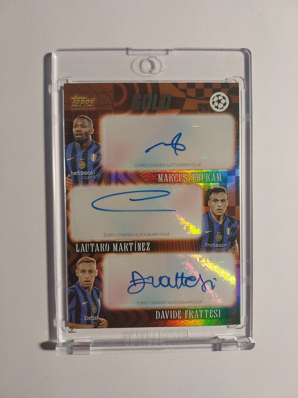 Topps Gold 2024-25 Thuram & Martinez & Frattesi Tripple Auto Inter Parallel 2/5 – Bild 1