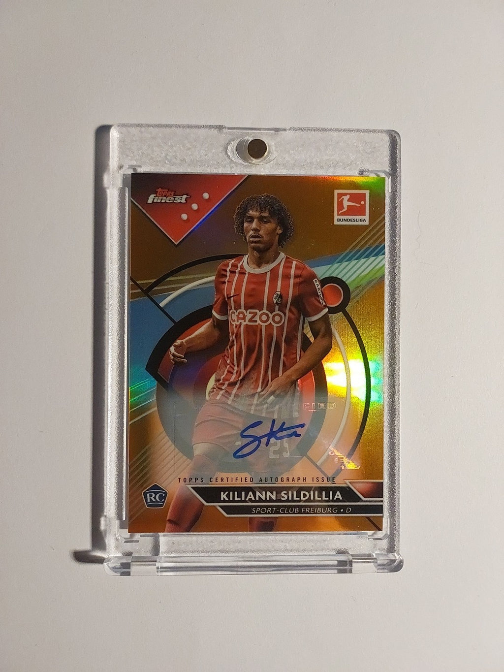 Topps Finest Bundesliga 2022-23 Kiliann Sildillia Auto Freiburg Parallel 11/15 – Bild 1