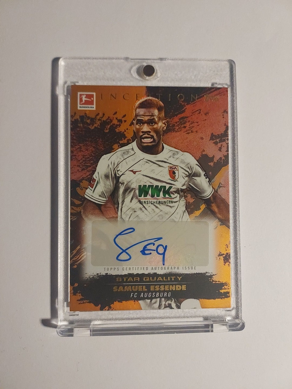 Topps Inception Bundesliga 2024-25 Samuel Essende Augsburg Auto Parallel 24/25 – Bild 1