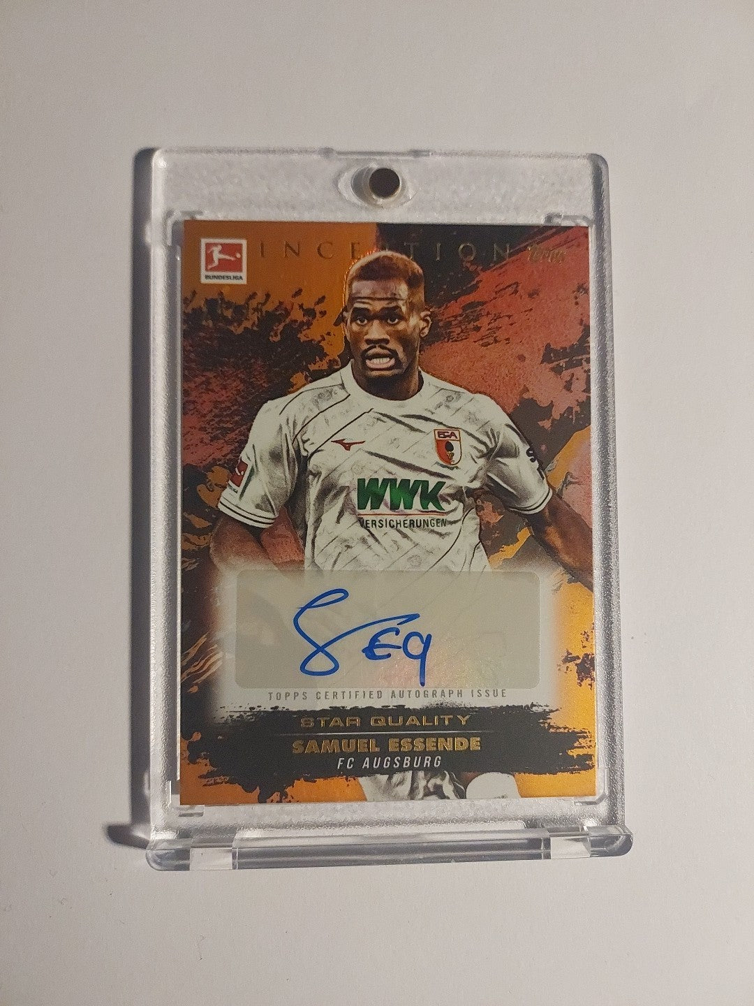 Topps Inception Bundesliga 2024-25 Samuel Essende Augsburg Auto Parallel 24/25 – Bild 1
