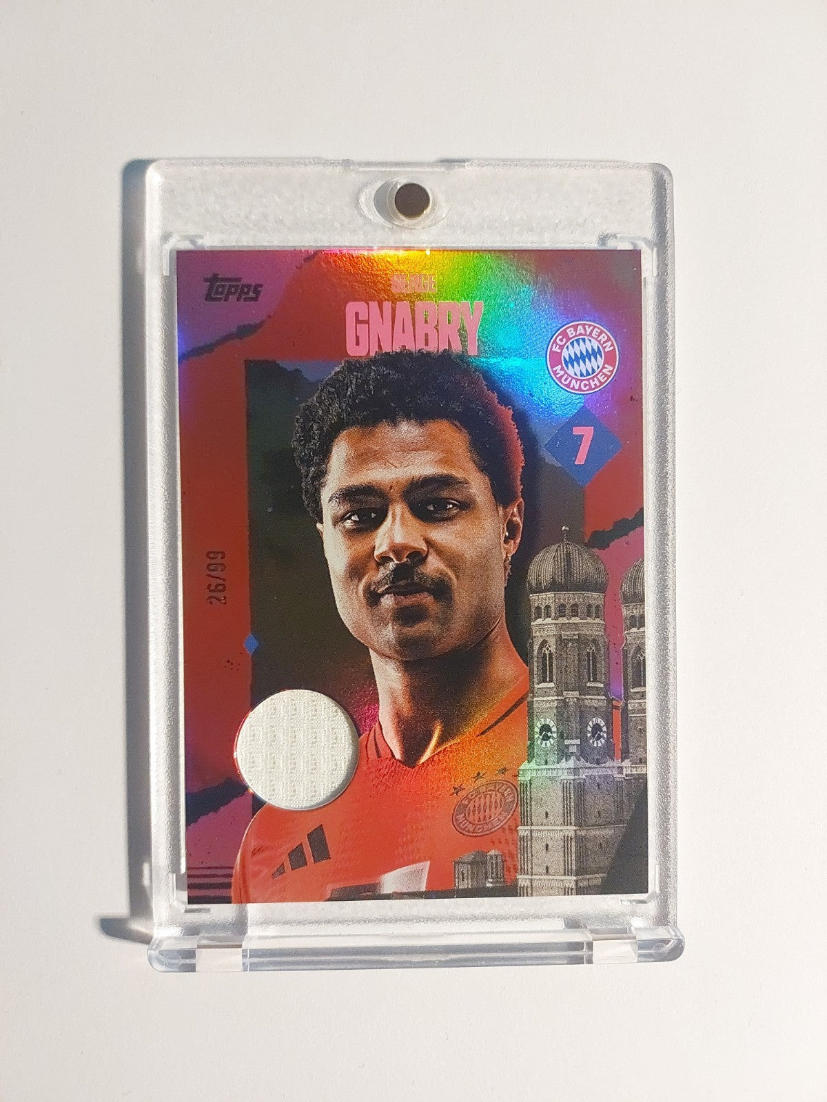 Topps Bayern München 2024-25 Serge Gnabry Patch Relic Parallel 26/99 Refractor – Bild 1