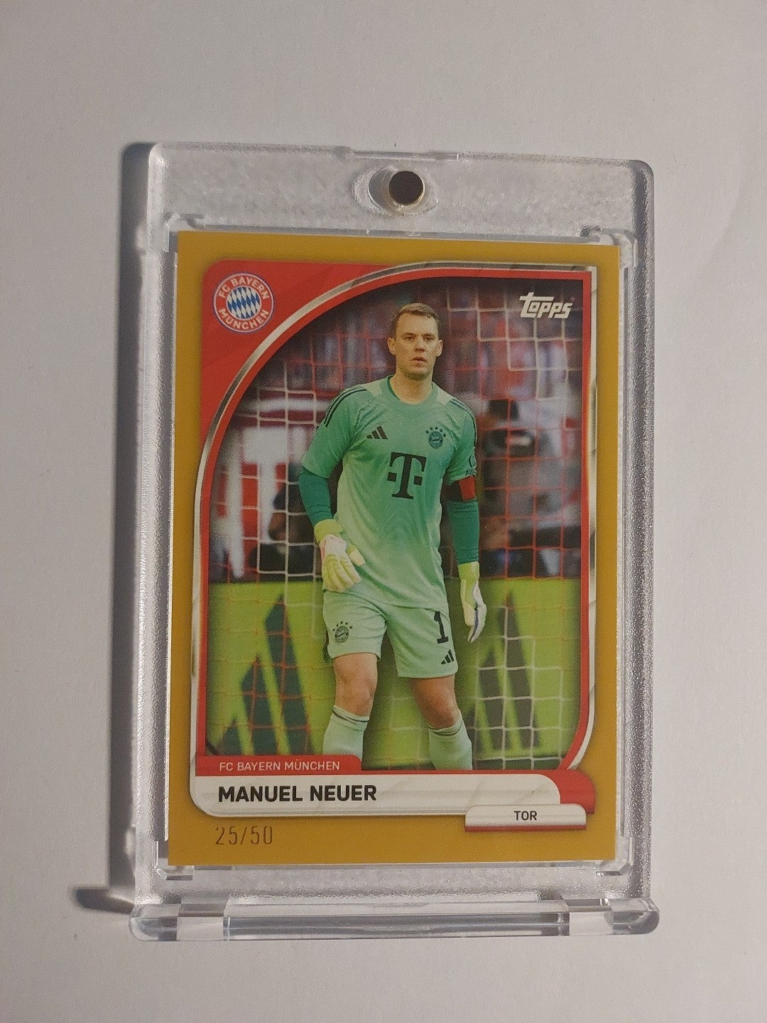 Topps Bayern Tin Collector 2025-26 Manuel Neuer Parallel 25/50 Ultra Rare Hit – Bild 1