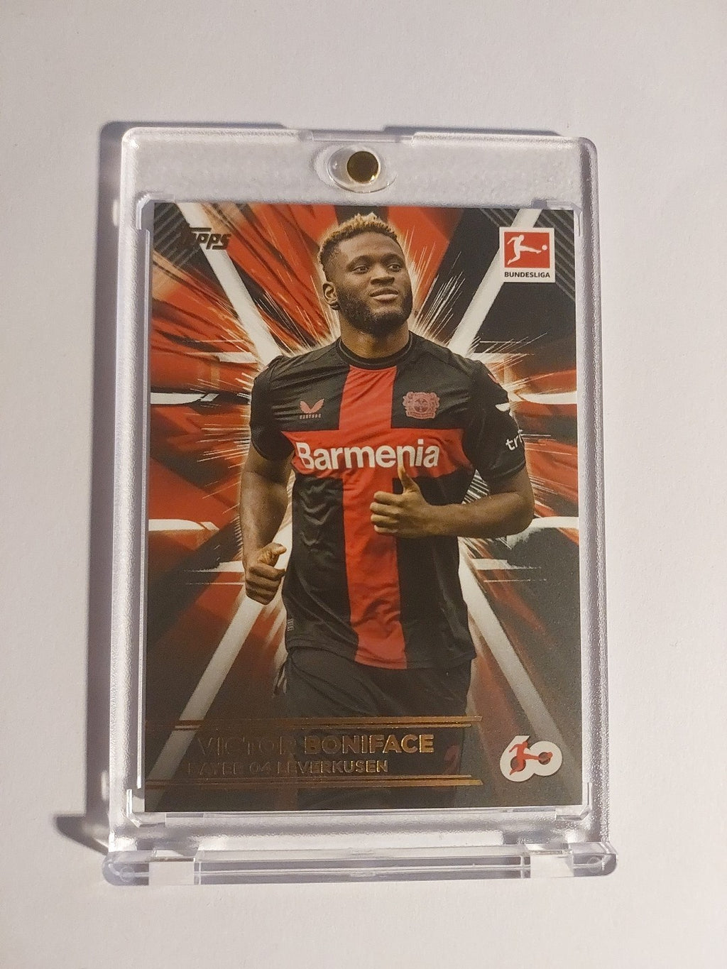 Topps 60 Jahre Bundesliga 2023-24 Victor Boniface Bayer Leverkusen Parallel – Bild 1
