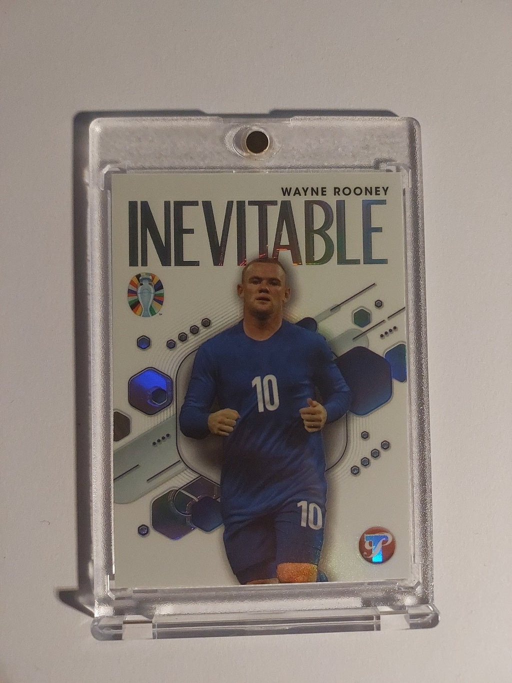 Topps Euro 2024 Wayne Rooney England Inevitable Parallel Refractor Insert Hit – Bild 1