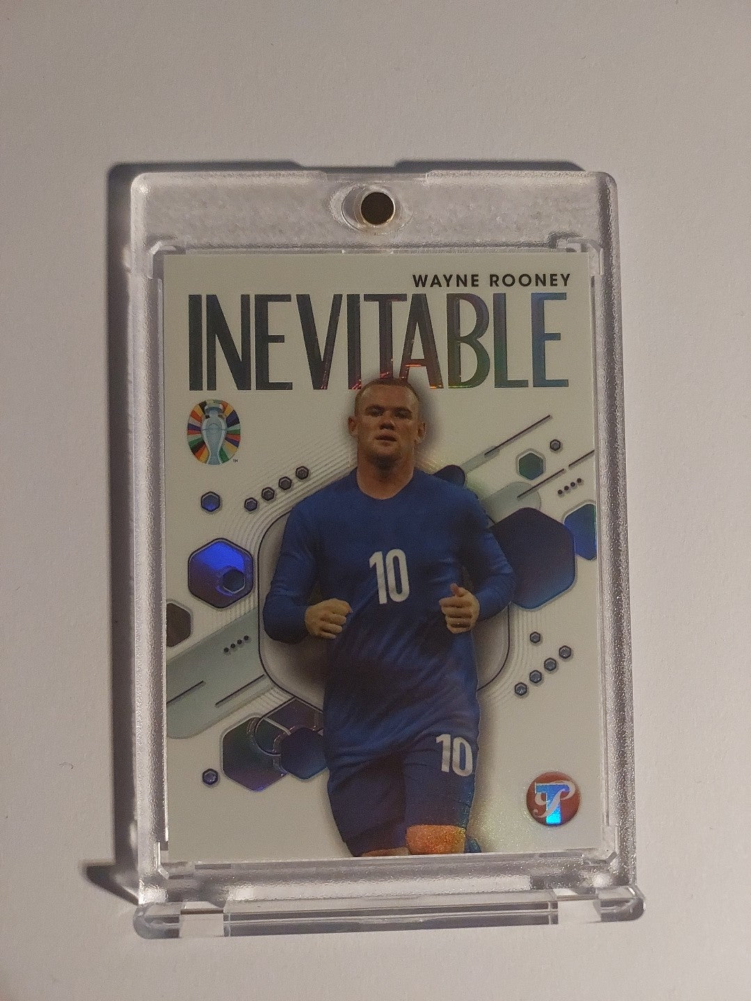 Topps Euro 2024 Wayne Rooney England Inevitable Parallel Refractor Insert Hit – Bild 1