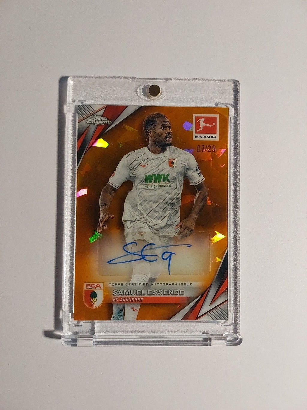 Topps Chrome Bundesliga 2024-25 Samuel Essende Auto Augsburg Parallel 7/25 Rare – Bild 1