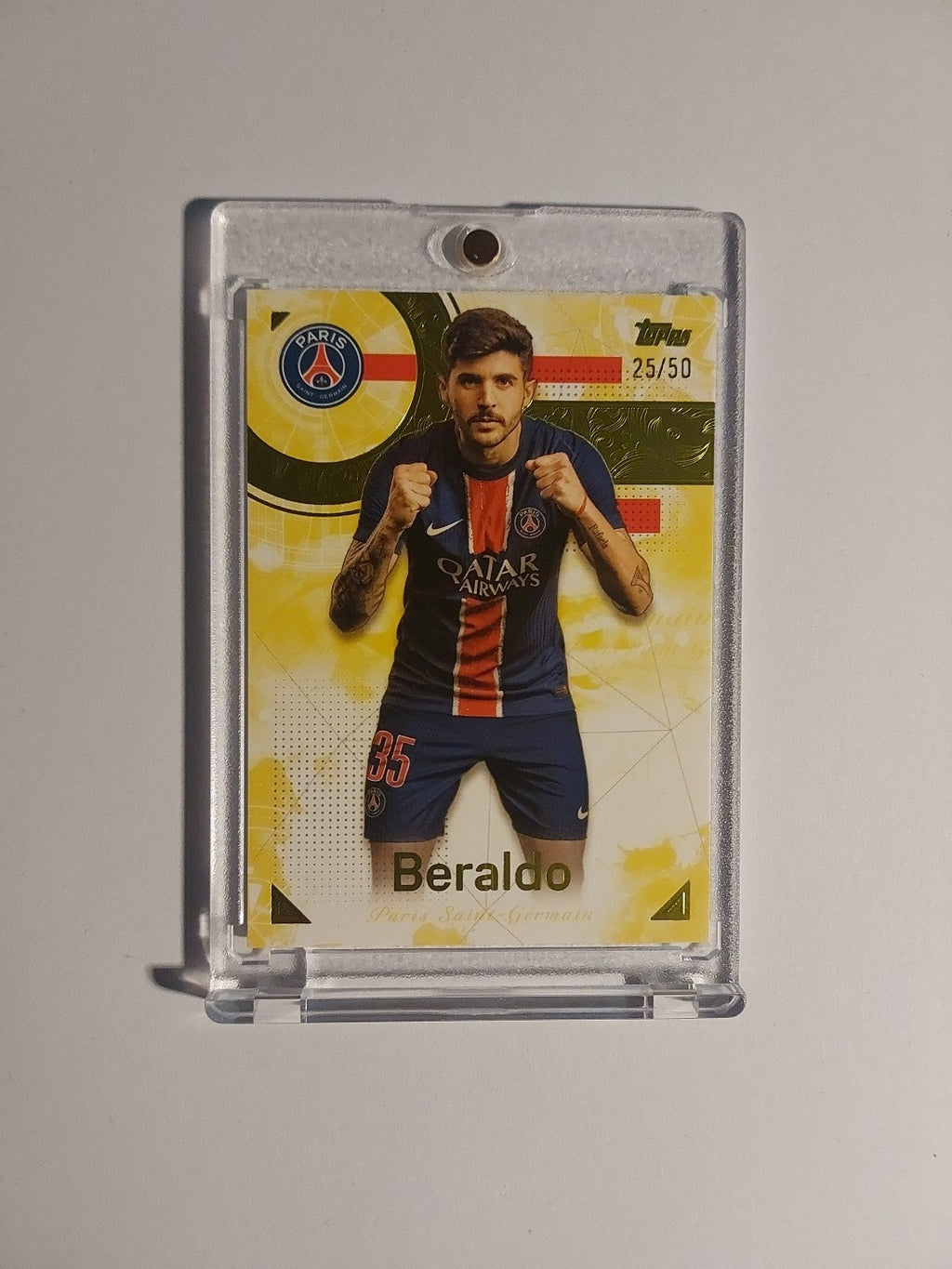 Topps Premium Paris Saint-Germain 2025-26 Lucas Beraldo Parallel 25/50 Rare Hit – Bild 1