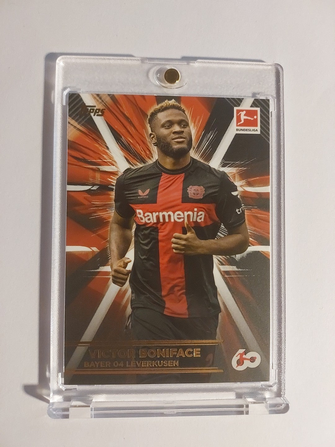Topps 60 Jahre Bundesliga 2023-24 Victor Boniface Bayer Leverkusen Parallel – Bild 1
