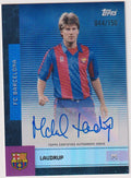 Topps 2024-25 Michael Laudrup Auto Barcelona Parallel 44/150 Refractor – Bild 1