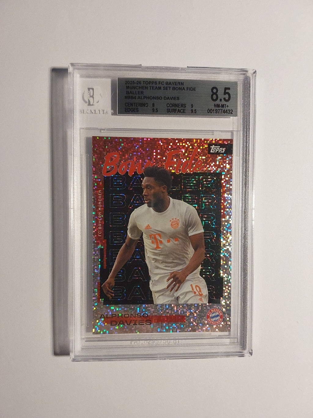 Topps Bayern München 2025-26 Alphonso Davies Parallel 5/5 Refractor BGS 8.5 PSA – Bild 1