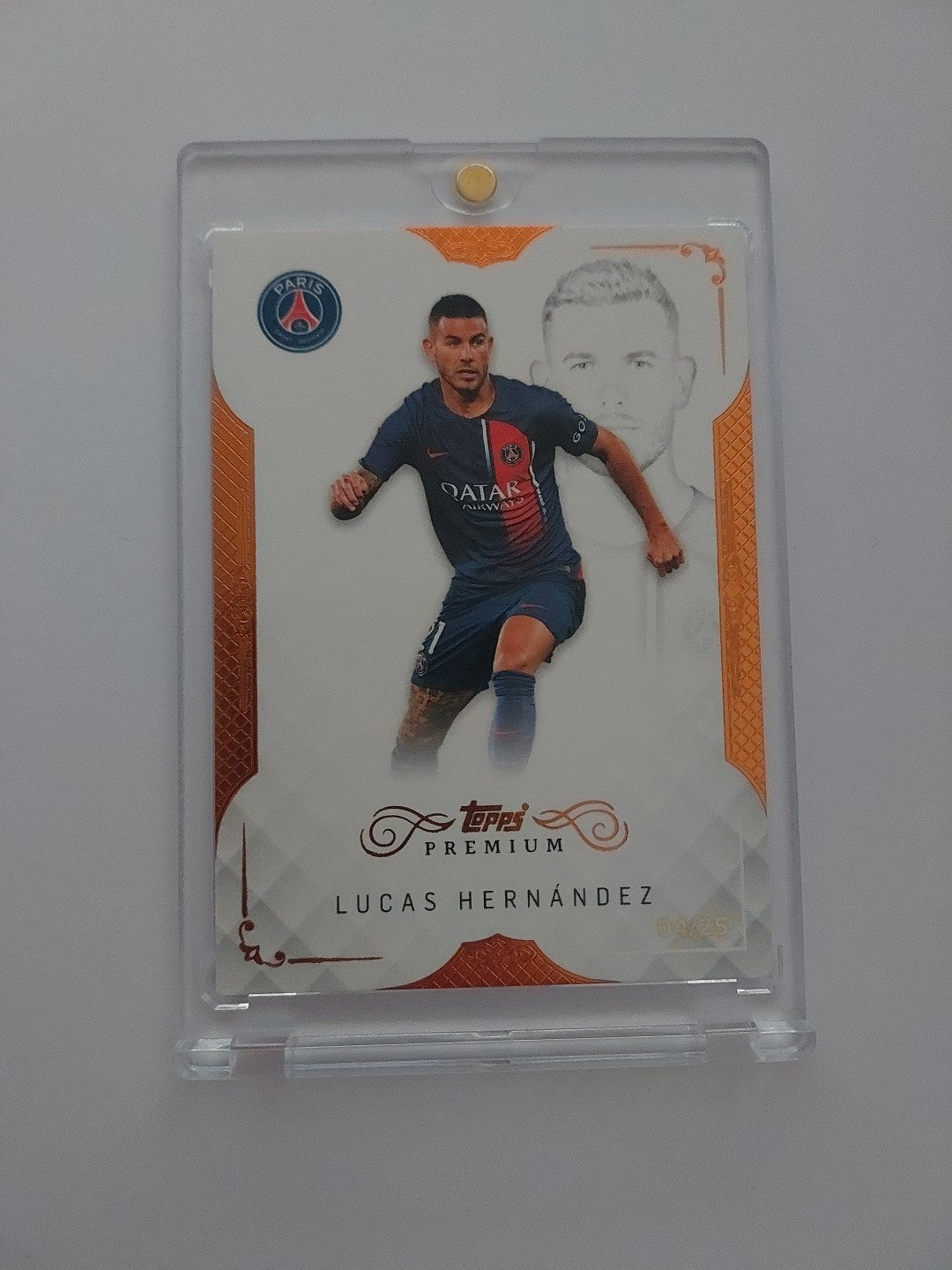 Topps PSG Premium 2023-24 Lucas Hernandez Nummeriert 4/25 Parallel Frankreich – Bild 1