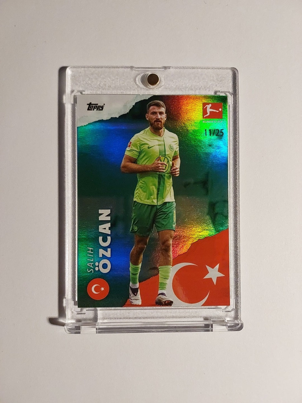 Topps International Stars 2024-25 Salih Özcan Wolfsburg Parallel 11/25 Refractor – Bild 1