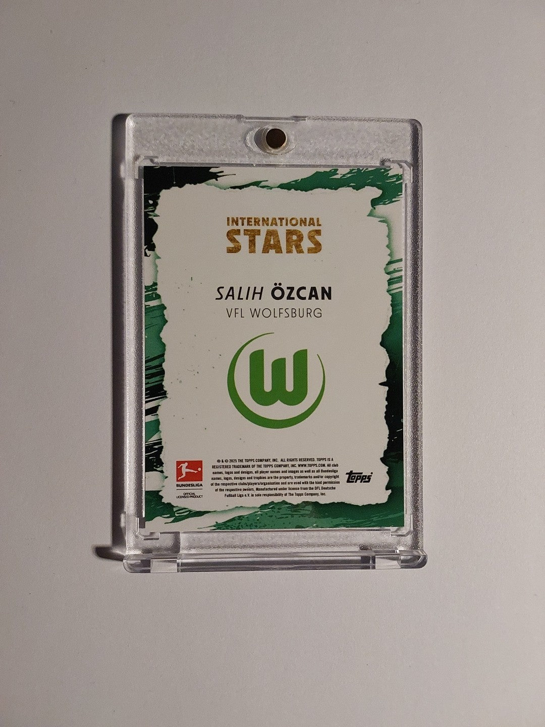 Topps International Stars 2024-25 Salih Özcan Wolfsburg Parallel 11/25 Refractor – Bild 2